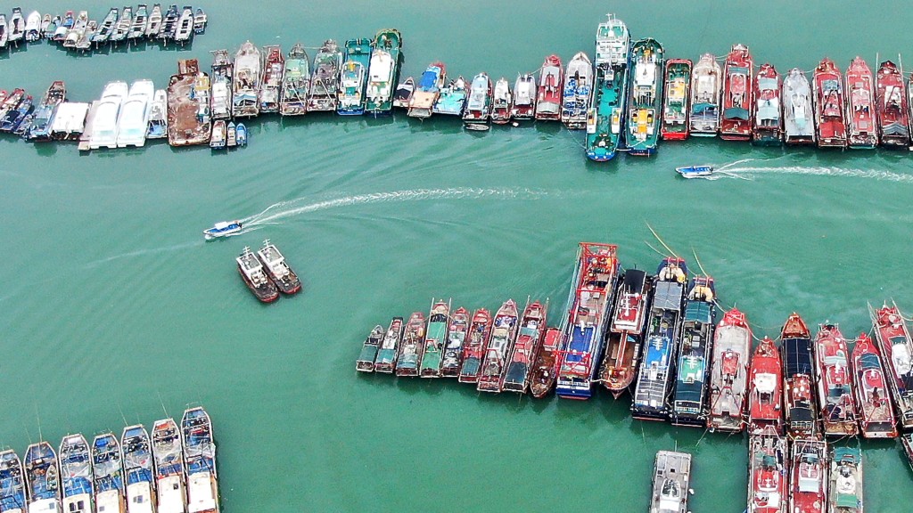 在广东省汕尾港避风塘，渔船归港避风，渔民陆续撤离。  新华社