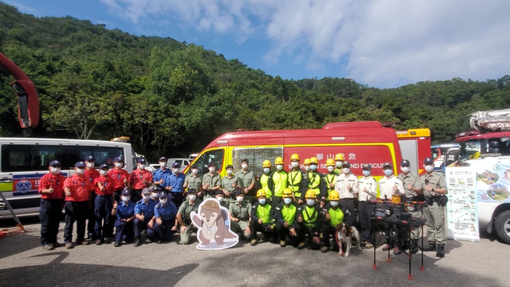 警方联同民安队、消防处及渔护署部门人员在西贡宣传出门行山结伴同行的好处。(杨伟亨摄)