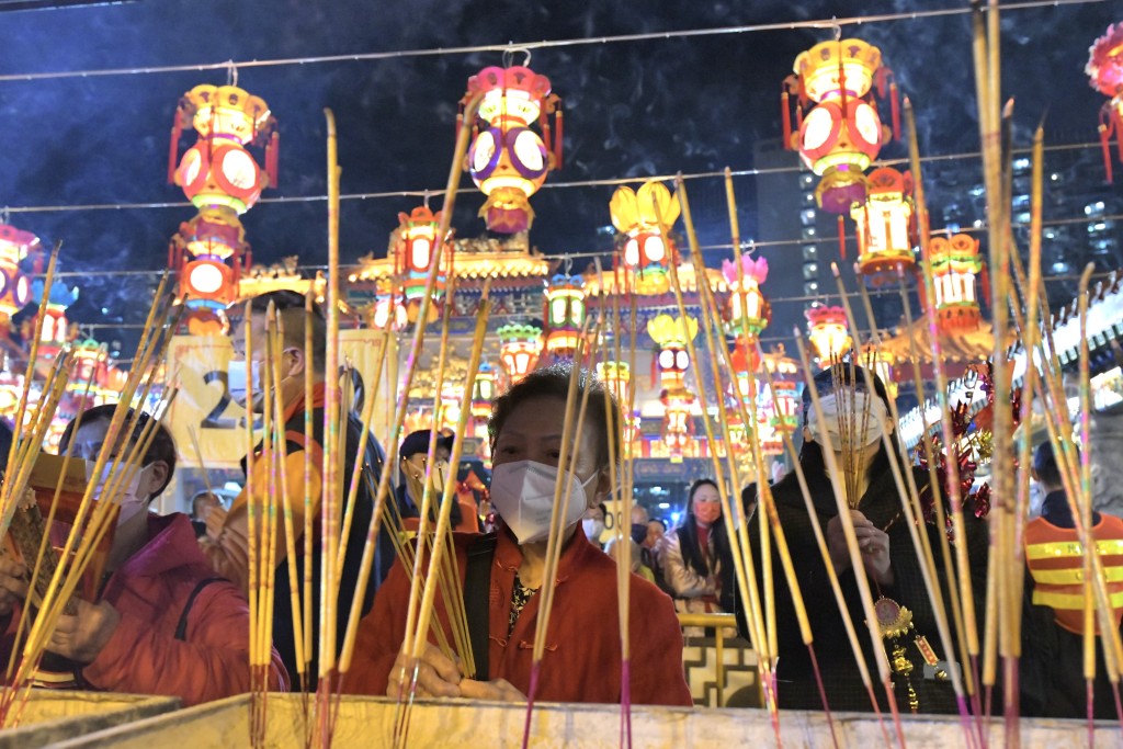 黄大仙庙年卅人流如潮。资料图片