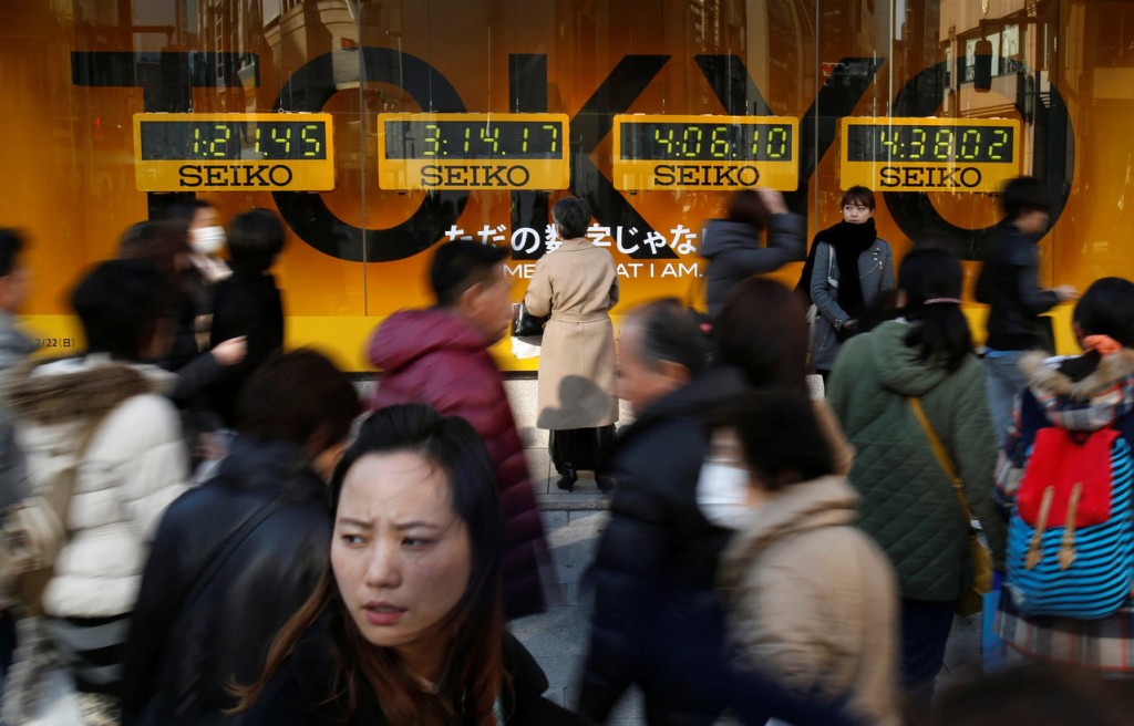 日本各大百貨公司元旦日休館,周五開門日迎來大批人潮。路透社 日本各大百貨公司元旦日休館,周五開門日迎來大批人潮。路透社