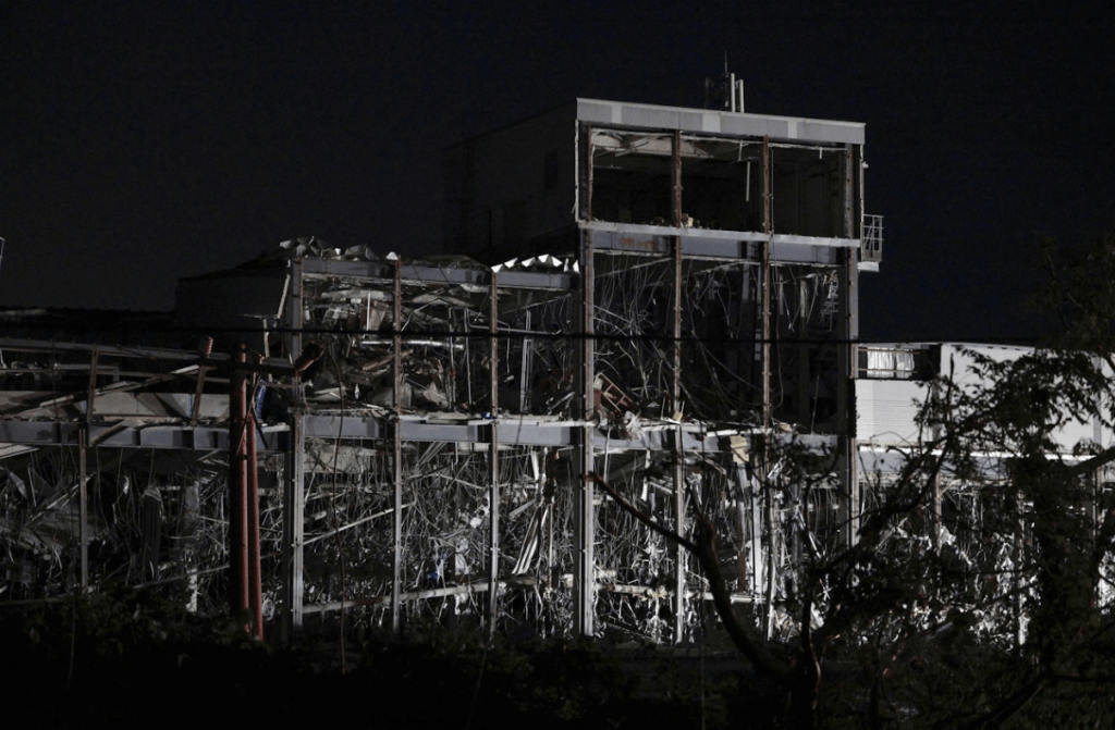 「永旺熊本購物中心」（Aeon Mall Kumamoto）其後突發劇烈爆炸，部分建築結構嚴重坍塌。路透社