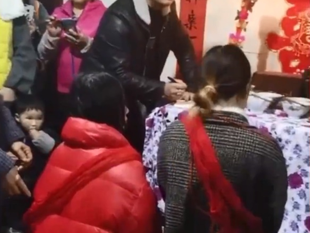 男方父母臨時決定讓妹妹代替哥哥拜堂。網上影片截圖