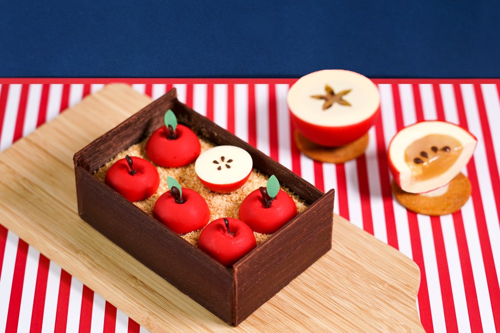 「大蘋果」（$68/細件/各，$58大蛋糕）以朱古力脆皮，包裹着軟滑雲呢嗱奶凍。