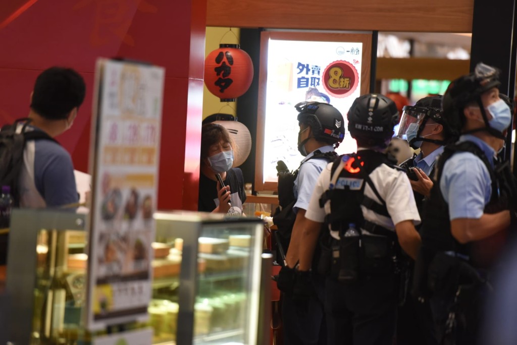警員進入朗豪坊驅散人群。黃文威攝