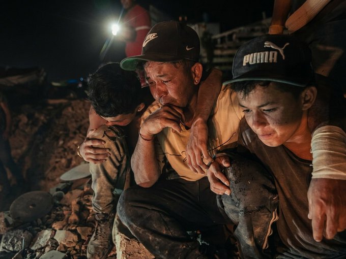 委內瑞拉一對兄弟在6月強震中痛失母親、弟弟與祖母。X@AgendaSalta