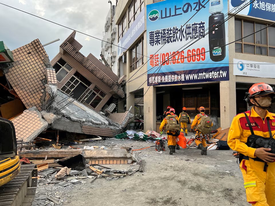 台灣消防部門消息，指地震已造成最少1死逾50傷。路透社