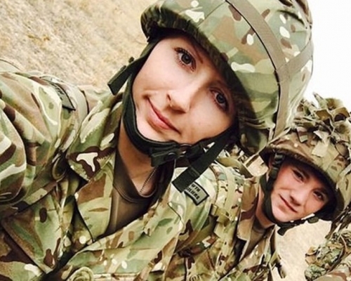 霍姆斯(前者)涉嫌借醉試圖性侵軍營內的一名年輕男兵。(網圖)