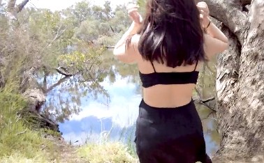 该女子最近到澳洲旅行，在社交平台发布不少裸露及性爱影片。