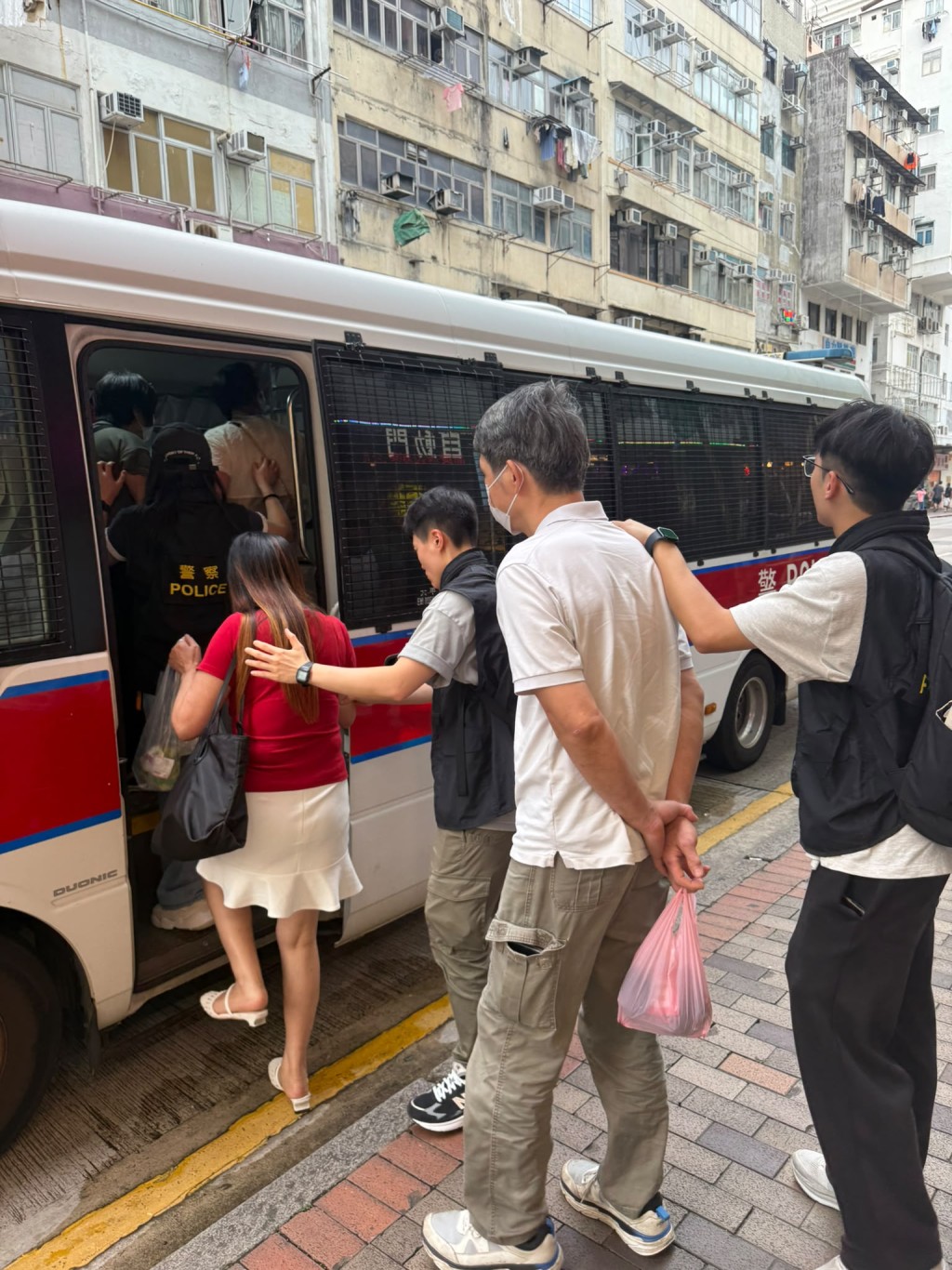 警方共拘捕9名男女。警方提供