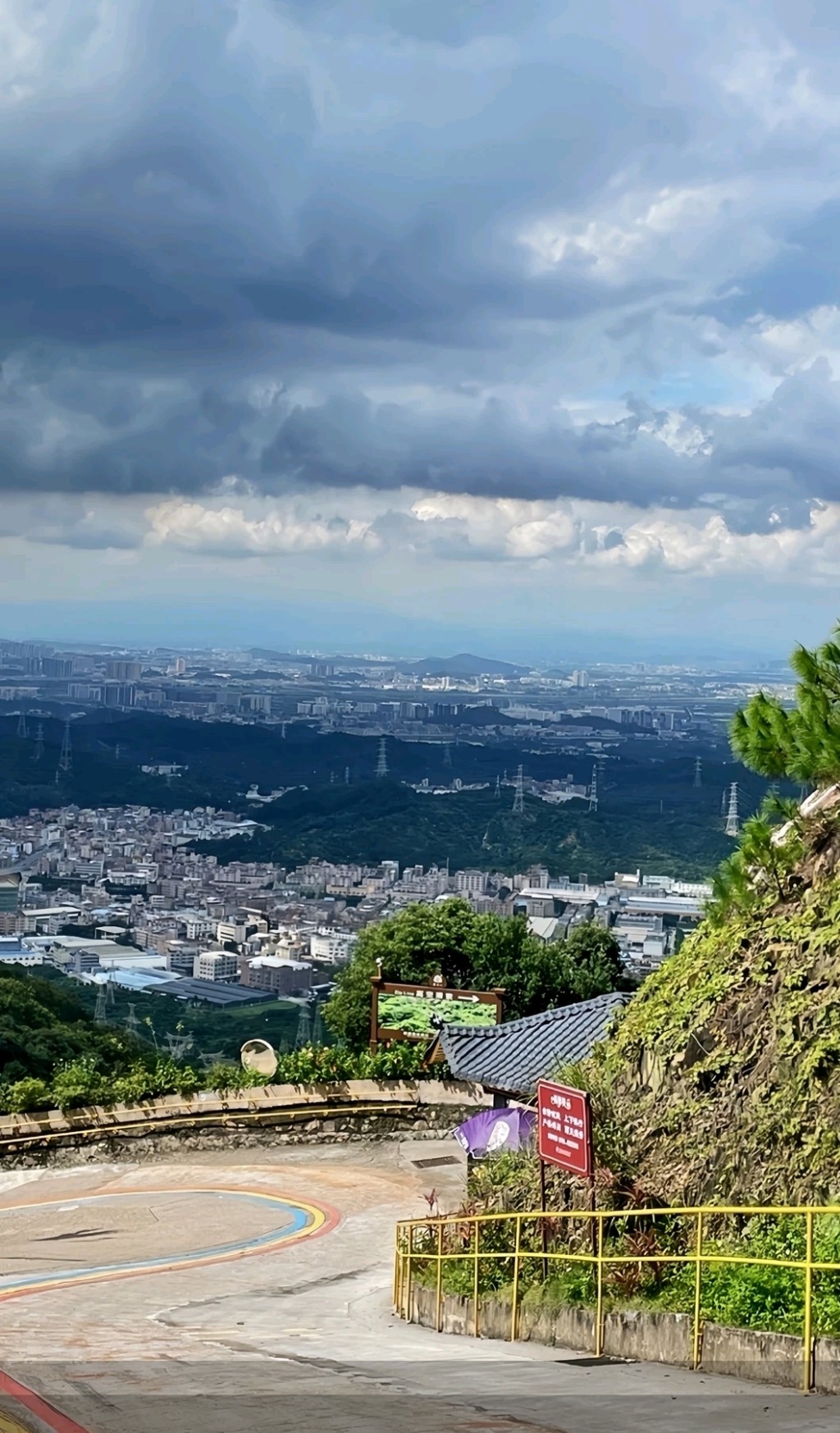 東莞好去處2024｜4. 觀音山國家森林公園　必去山頂觀音廣場，可以俯瞰樟木頭景色。（圖片來源：Trip.com）