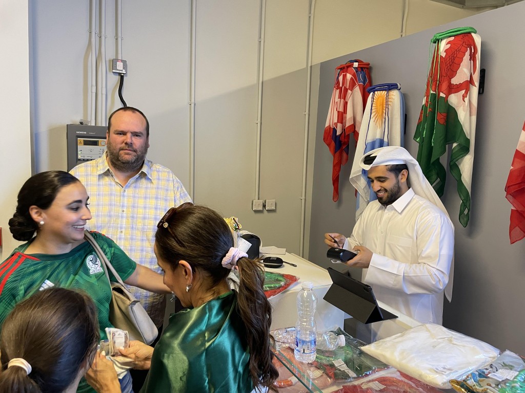 有當地國民借世盃創業，搞世盃主題的阿拉伯傳統衫，生意興隆。