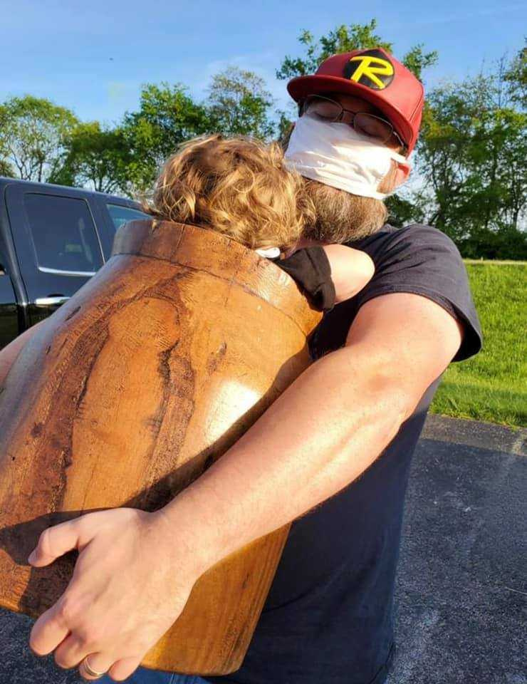 需要「连人带桶」送往医院。网图