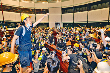 ■梁继平表示，当日于立法会大楼外留守，等待在立法会内发表宣言时机。