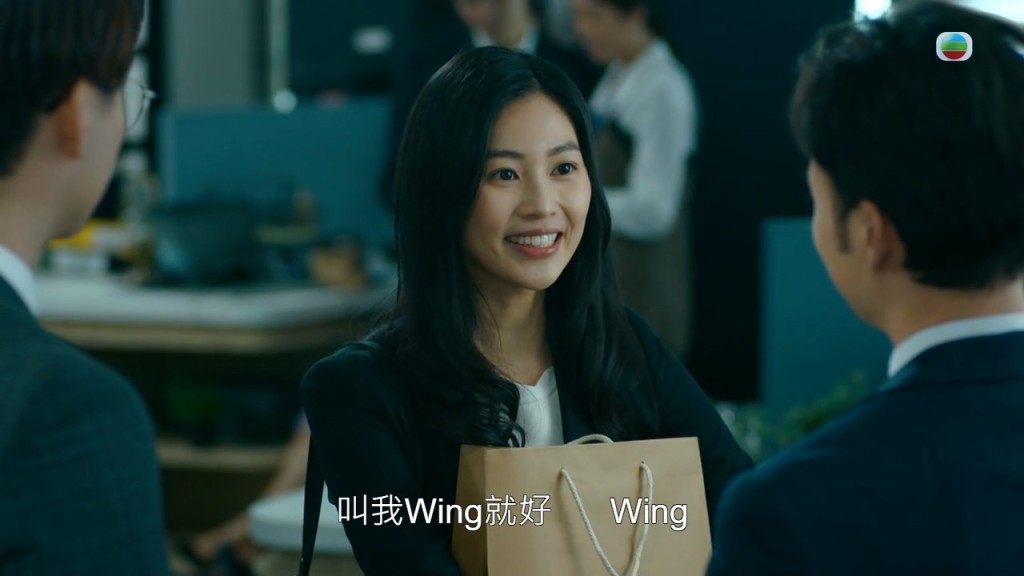 相反郭栢妍飾演的阿Wing就純好多喇，佢嘅OL Look尋晚都有掀起討論。  