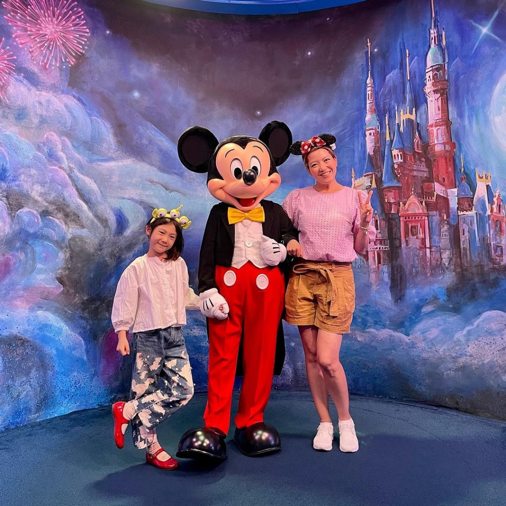Olivia日前與Alaia同遊上海迪士尼。