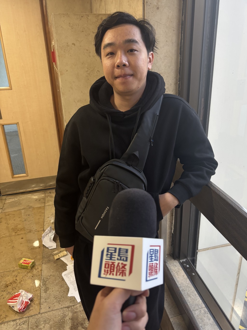 蘇先生委託排隊黨代辦手續，獲承諾今日內完成。