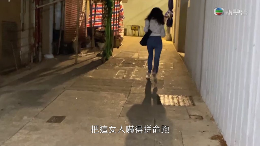 有女途人嚇到跑走。