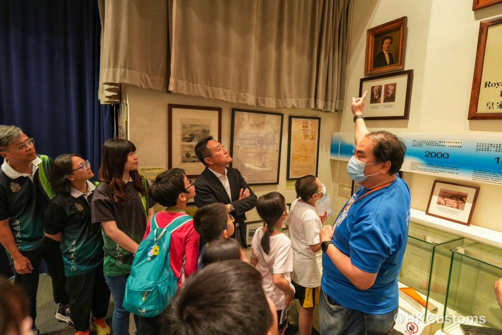 陳子達帶同海關義工及苗圃小朋友參觀香港天文台。