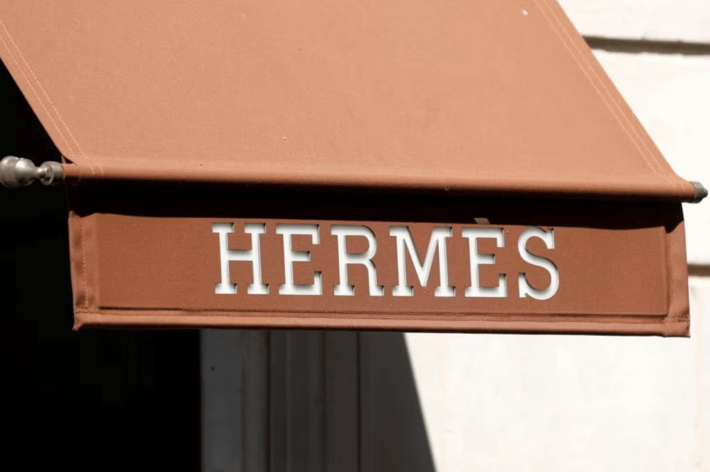 爱马仕（Hermès）将向全球2.2万名员工每人发放4000欧元（约3.3万港元）的奖金。路透社