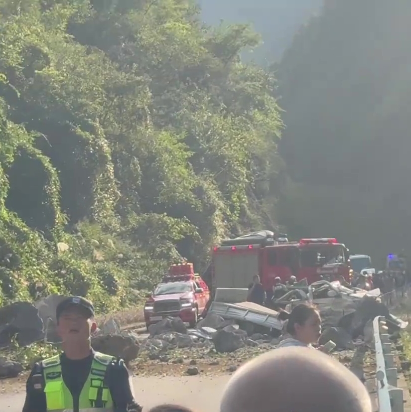 貴州山區驚傳巨石砸車。 貴州山區驚傳巨石砸車。