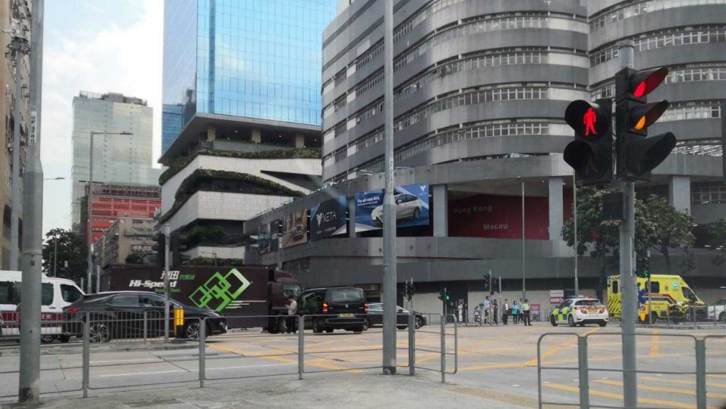九龍灣兩車相撞 5人受傷送院。車cam L(香港群組)FB