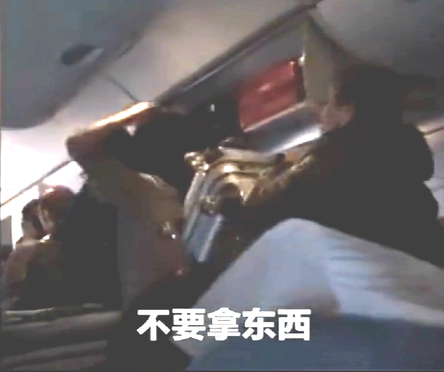 乘客打算帶同行李疏散。網上圖片