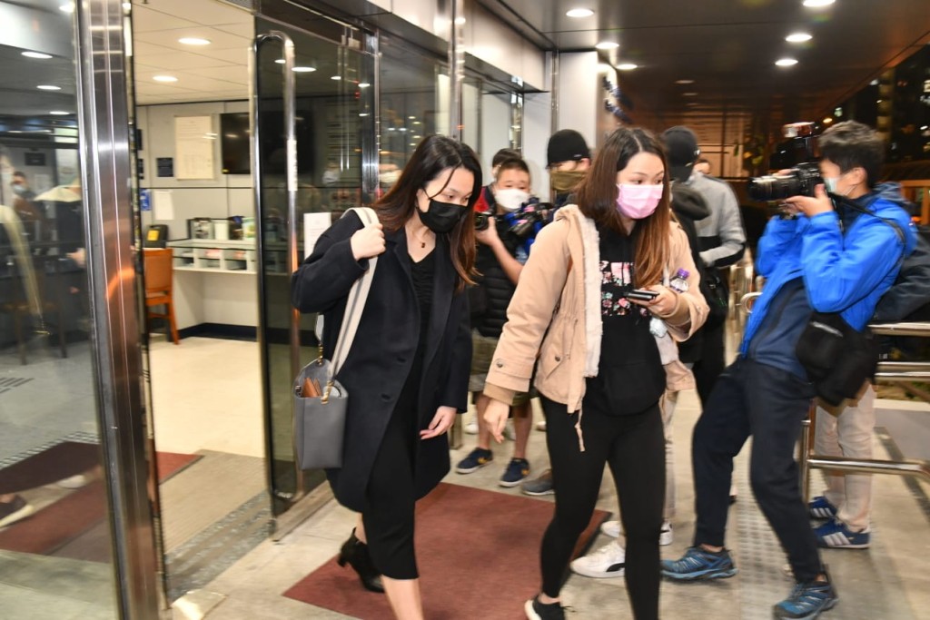 林景楠太太到马鞍山警署会见丈夫后离开。