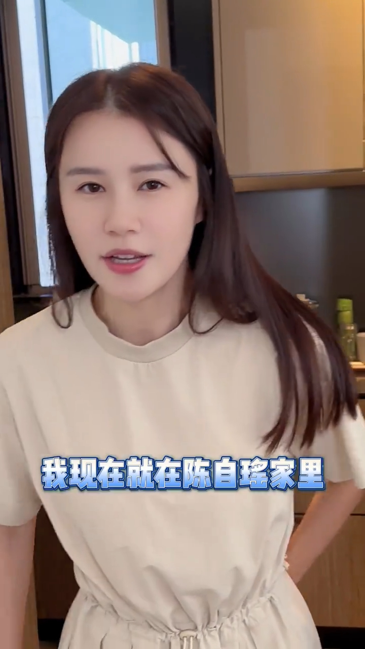 黄翠如去年造访陈自瑶家中，更在家中拍片。