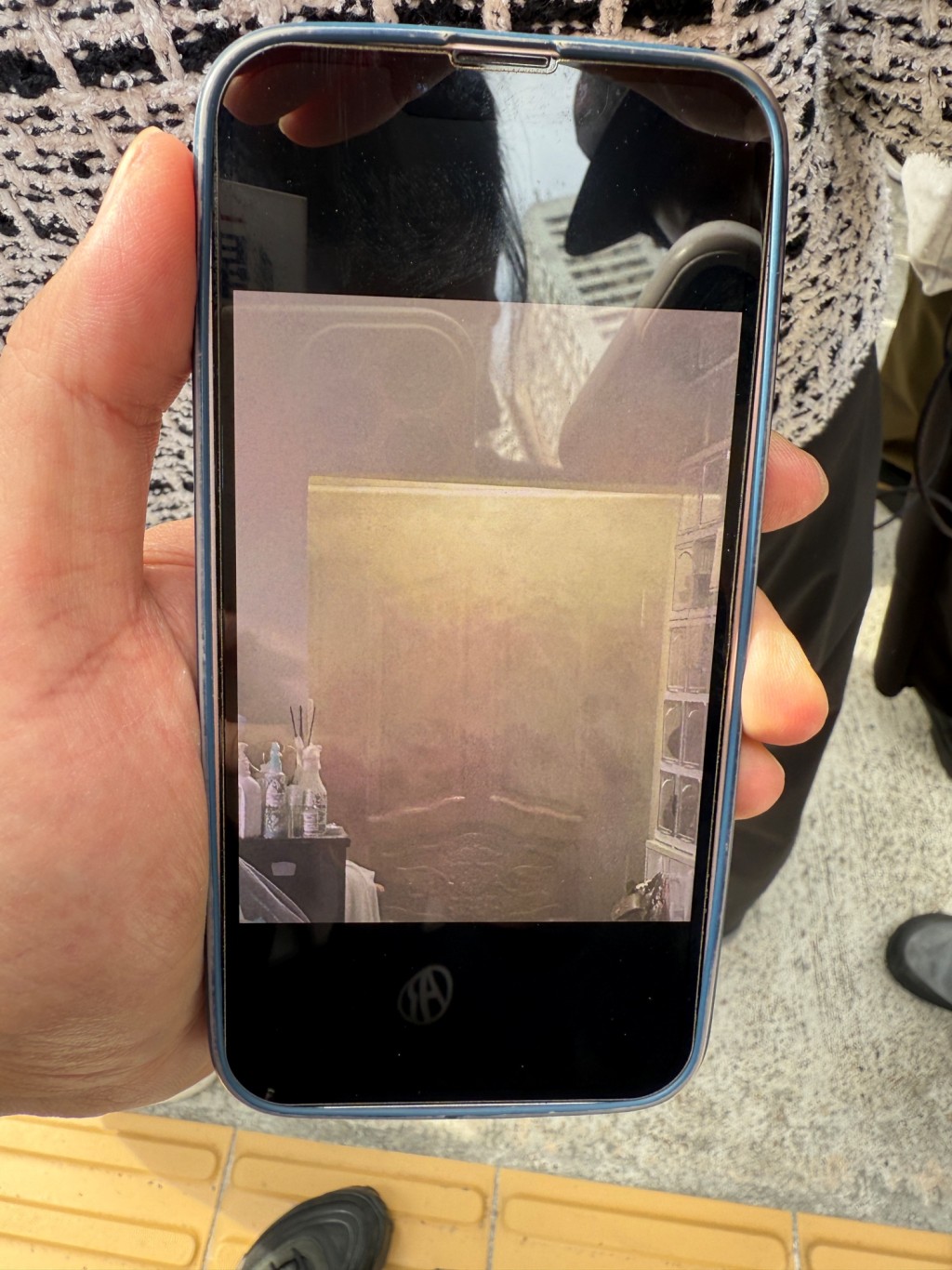 鍾先生展示單位現場濃煙相。相片由受訪者提供 鍾先生展示單位現場濃煙相。相片由受訪者提供