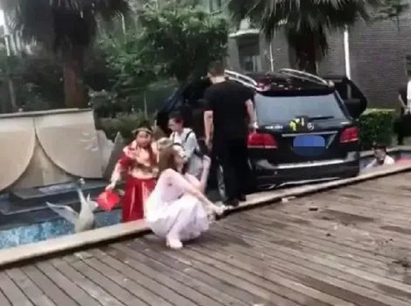 事後繼續婚禮。網上圖片