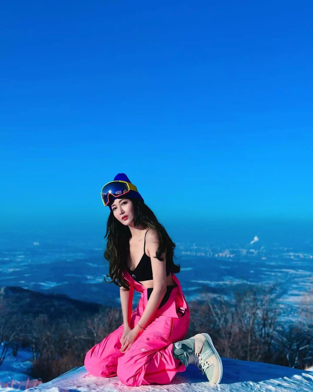 2023年年初，李彩華首次穿小背心在雪山拍寫真。
