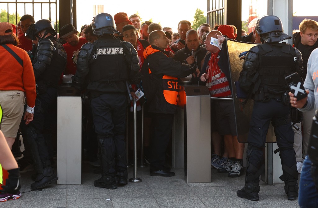 因保安检查拖延，赛前大批球迷堵塞在球场门外。Reuters