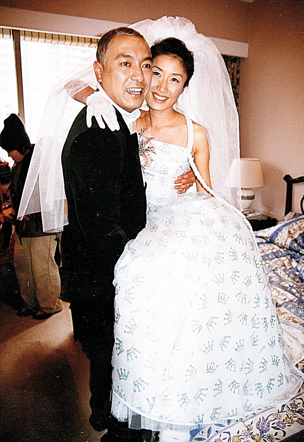 姜皓文與殷寧1999年結婚。