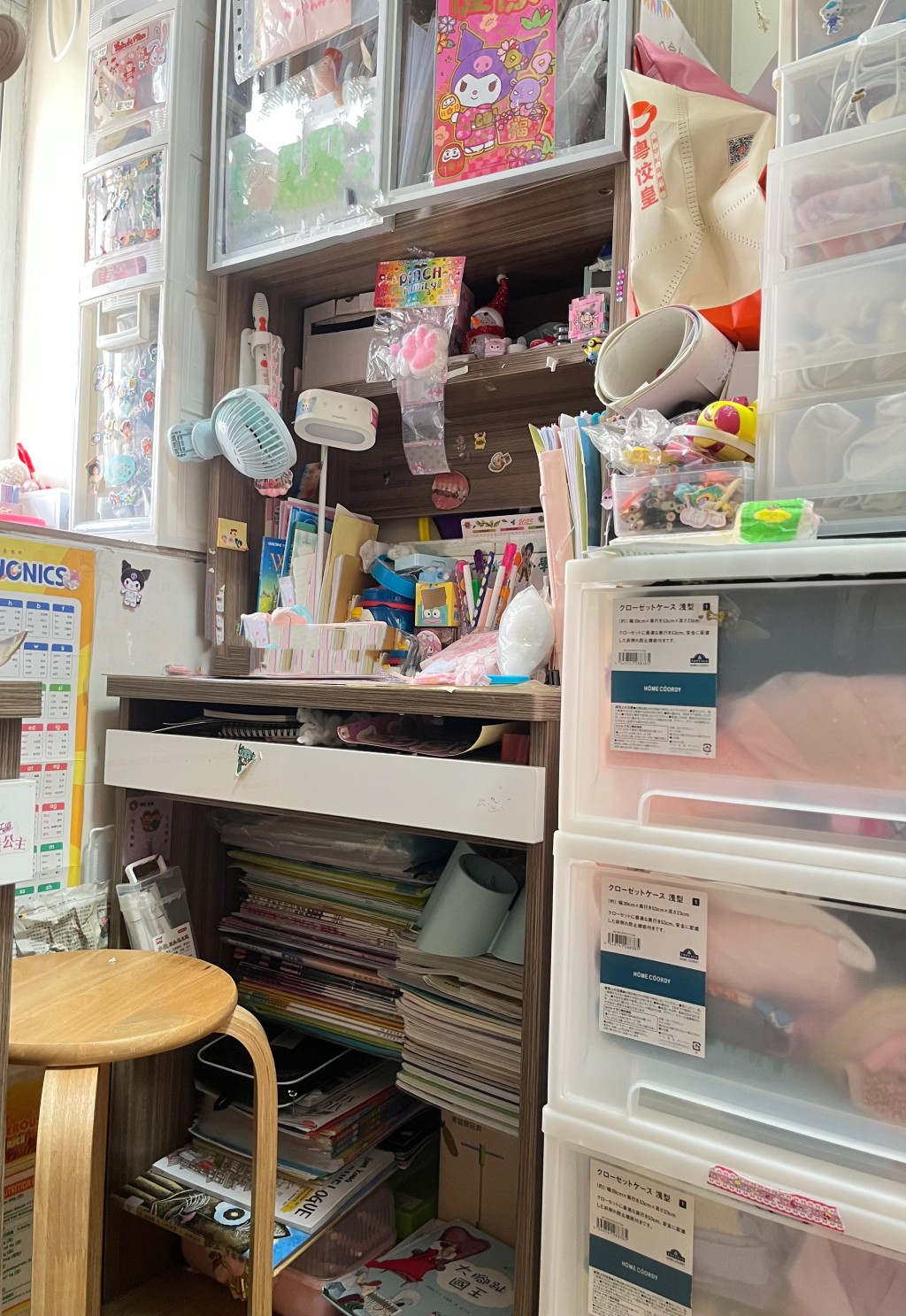 陳小姐女兒的學習空間不足,脚下擺滿了書本雜物。(受訪者提供) 陳小姐女兒的學習空間不足,脚下擺滿了書本雜物。(受訪者提供)