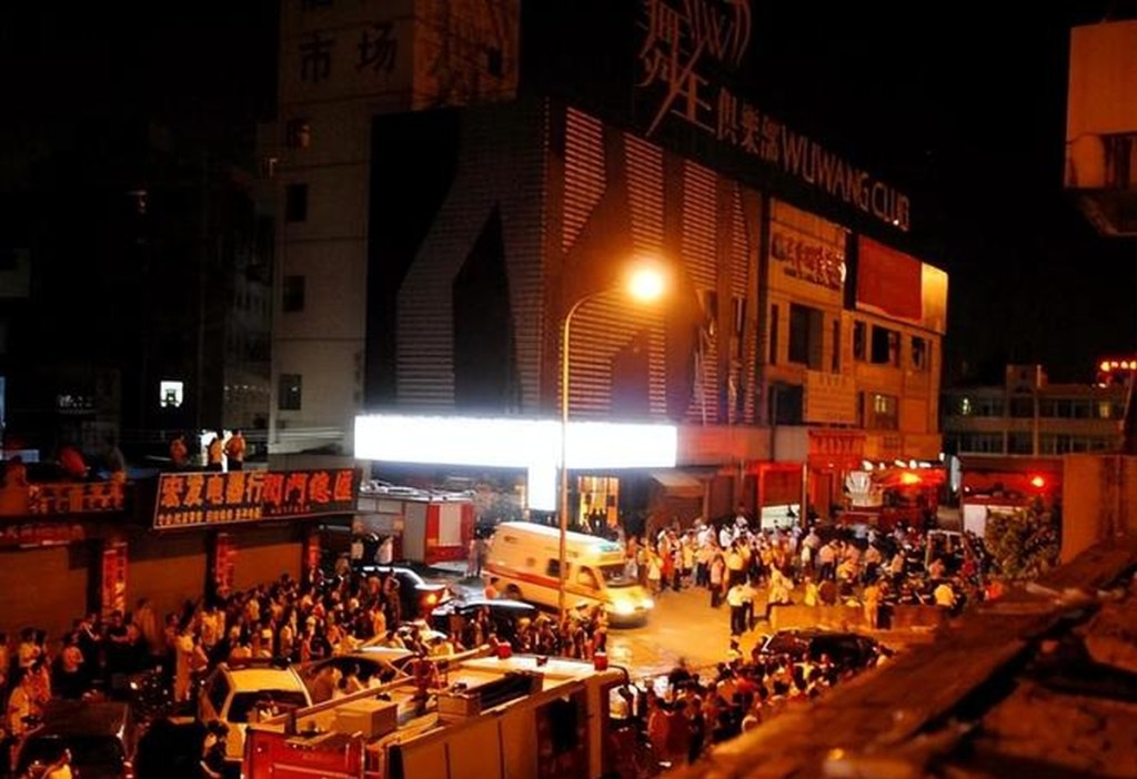 2008年深圳舞王俱樂部火災現場外圍滿了人，徹夜等親友消息。