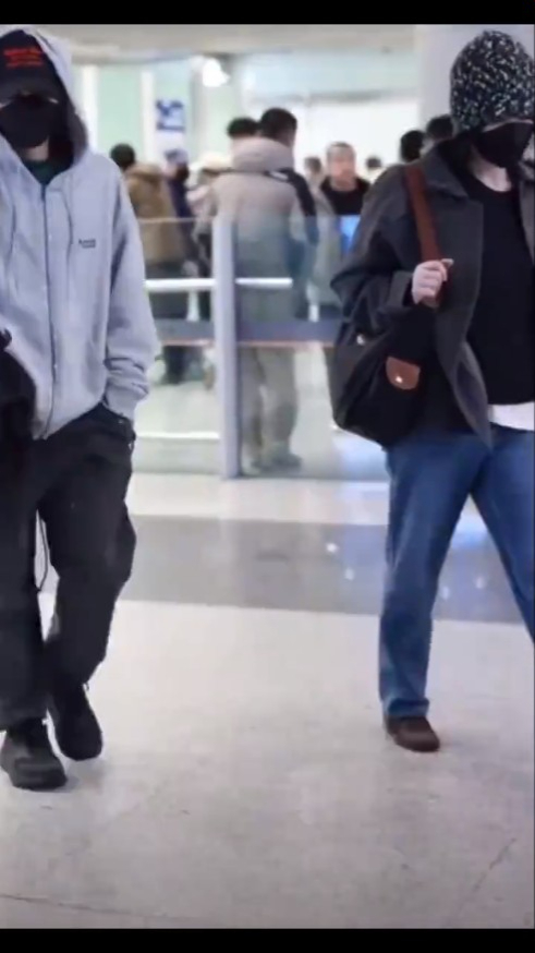 谢霆锋和王菲上月底被网民发现激罕合体现身北京机场。（微博图片）