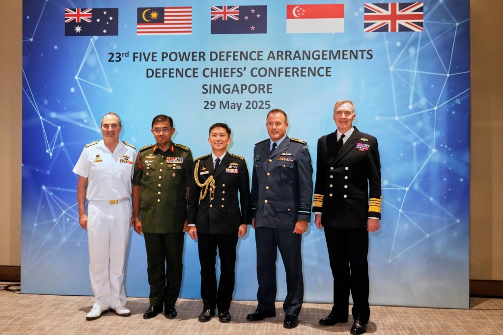 澳洲、馬來、新加坡、新西蘭與英國軍方司令於香格里拉對話會合照留念。 美聯社 澳洲、馬來、新加坡、新西蘭與英國軍方司令於香格里拉對話會合照留念。 美聯社