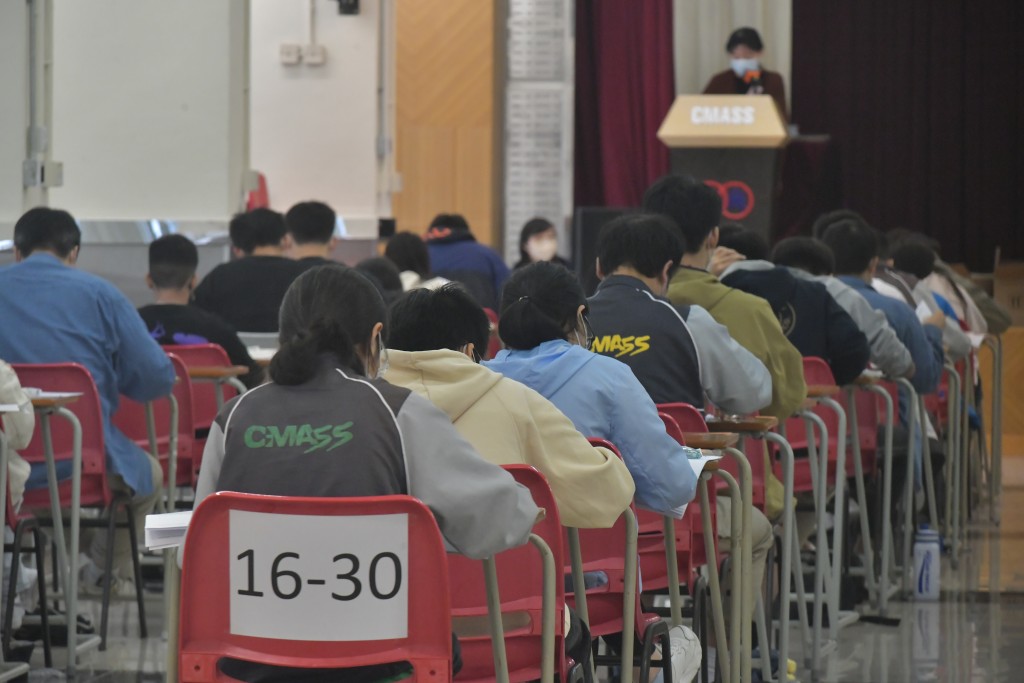 廠商會中學公民科科主任張素貞則表示，公民科的「達標要求似乎不是特別高」。