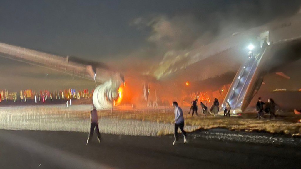 飛機在跑道著火，乘客慌忙逃生。(平台X)