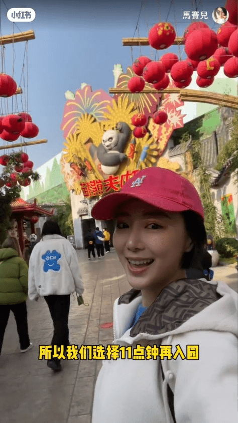 近日馬賽攜同4歲女兒Camellia到北京環球影城玩。