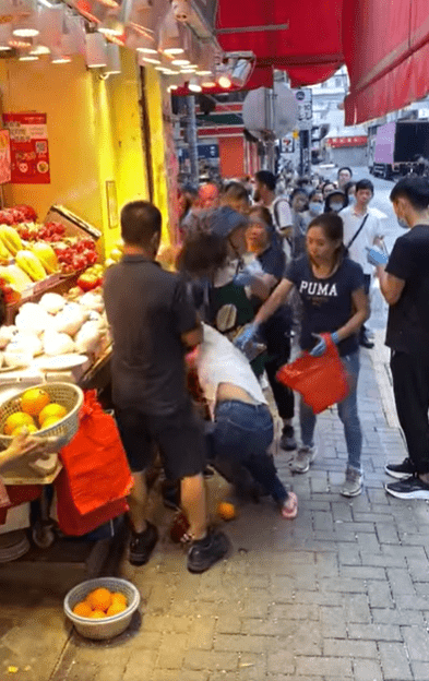 白衣女與女店員扭作一團。fb香港突發事故報料區 Ellam Mon