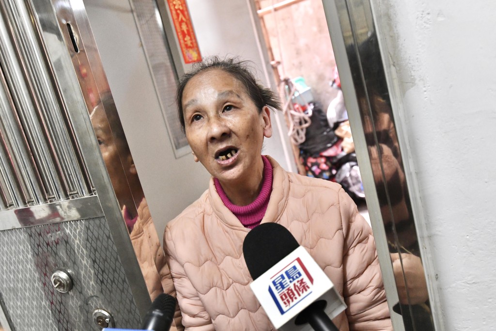 租戶劉女士說，曾被建議搬往新界的簡約公屋等，但認為地點偏遠，生活不便，「人生路不熟，叫我哋做開荒牛咩」。