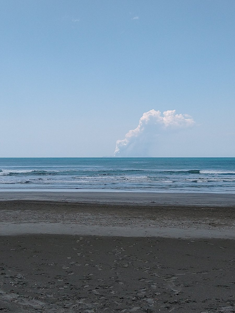 紐西蘭北島對開的懷特島火山周一突然爆發。