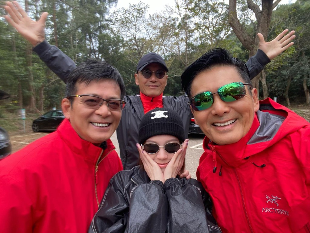 今年大年初一，黄芷晴（前中）在IG发帖，她分享了与爸爸、苗乔伟和周润发「龙年第一跑」。
