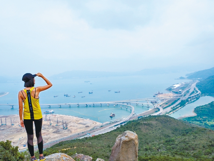 登婆髻山可遠眺赤鱲角隧道及大小磨刀兩島。