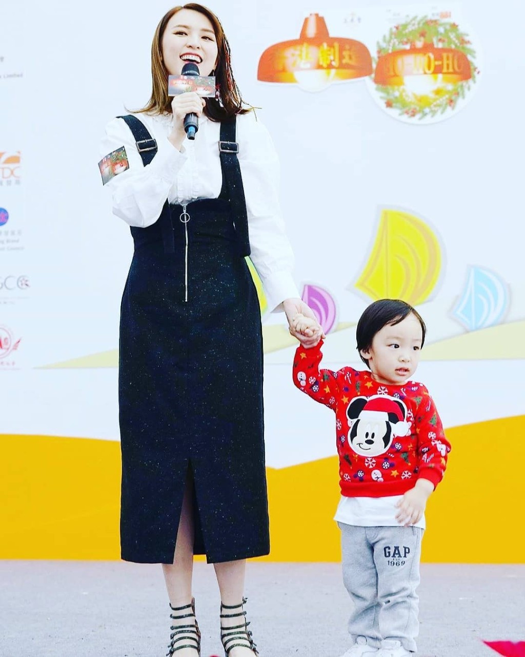 阿雪及其快三歲的兒子Riley Lo。