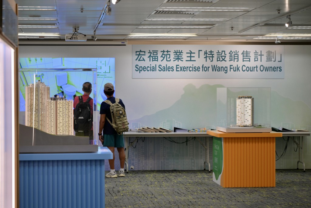 早上約10時,居民陸續進入位於觀塘的房委會綠置居銷售小組辦事處揀樓. 早上約10時,居民陸續進入位於觀塘的房委會綠置居銷售小組辦事處揀樓.