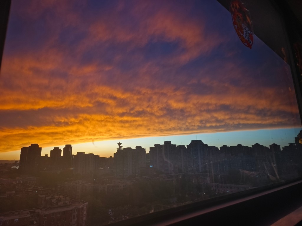 北京出現絢麗「火燒雲」。