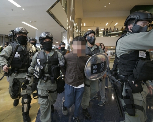 警方拘捕示威者。