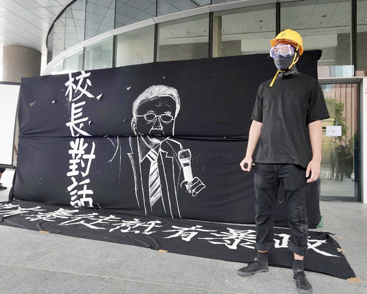 學生會代表戴上口罩及頭盔,以示威者打扮發言。
